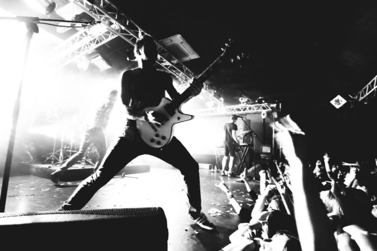 Guitariste de black metal en live en Norvège.