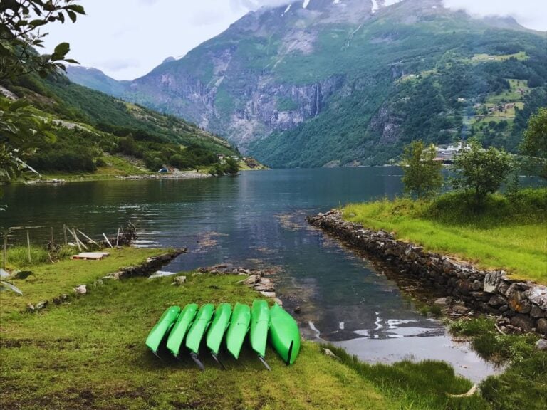 Kayaks au bord du Geirangerfjord.  Photo : David Nikel.