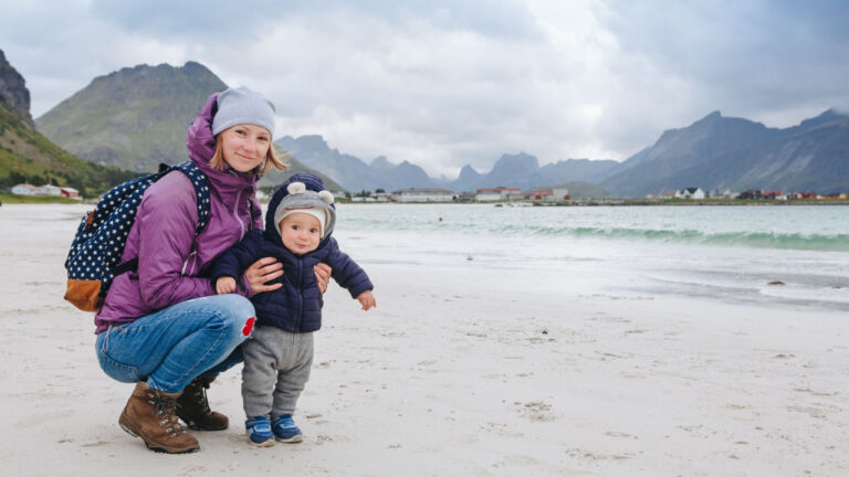 Mère et petit garçon sur une plage de Norvège.