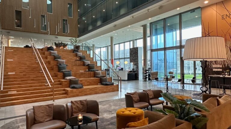 Le foyer de l'hôtel Scanda Stavanger Airport. Photo: David Nikel.