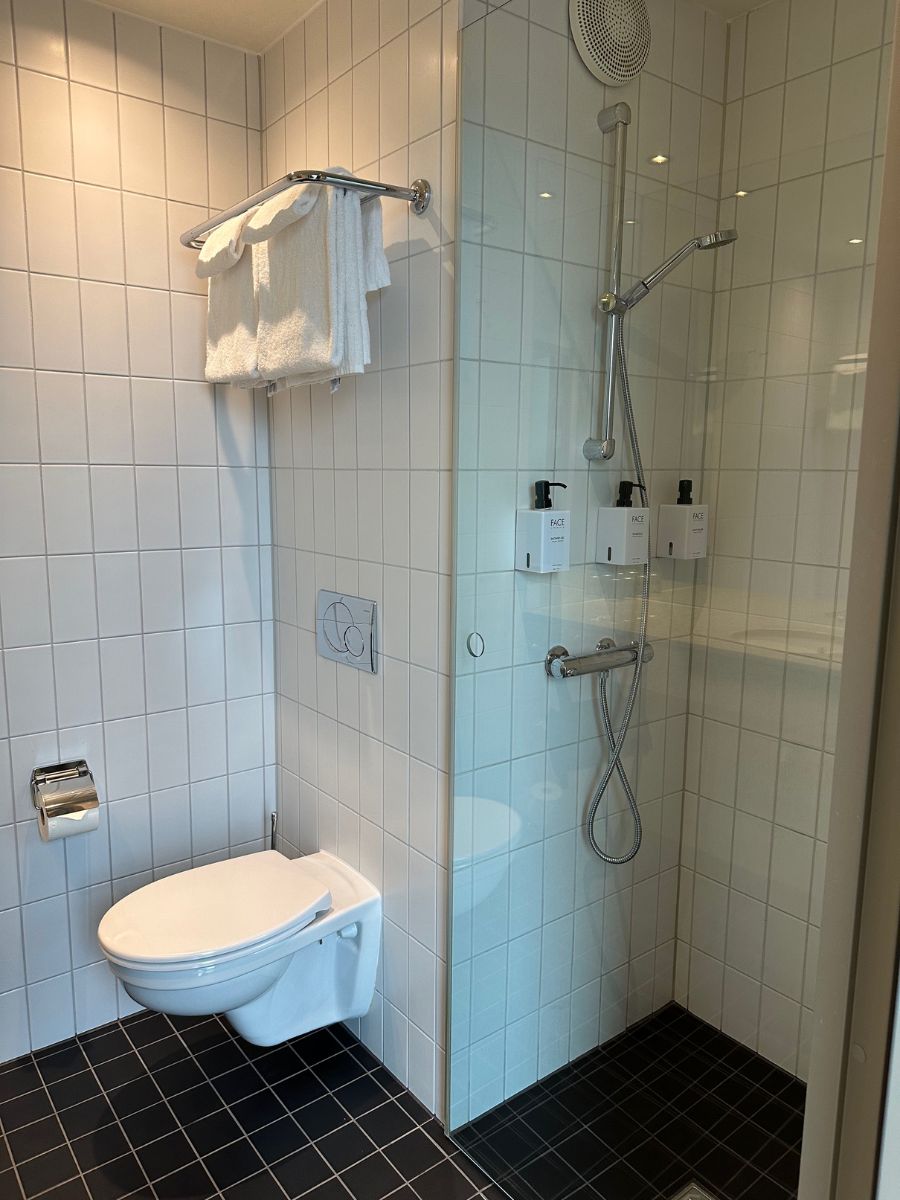 Salle de bain dans la chambre d'amis du Scandic Stavanger Airport Hotel. Photo: David Nikel.