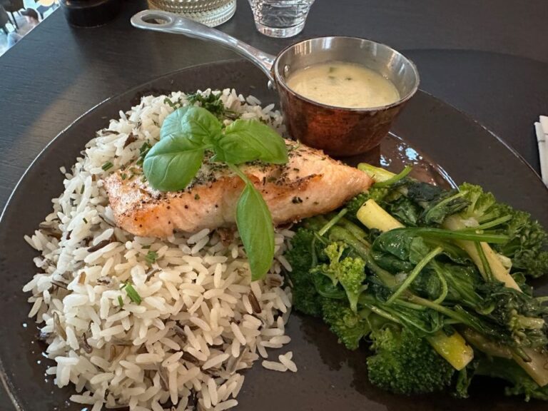 Saumon et riz sauvage dans l'hôtel Scmandic Stavanger Airport. Photo: David Nikel.