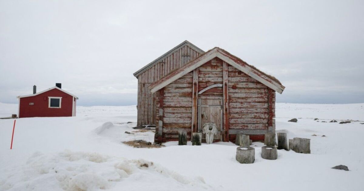 La petite île sombre si près du pôle Nord seulement 9 personnes y vivent