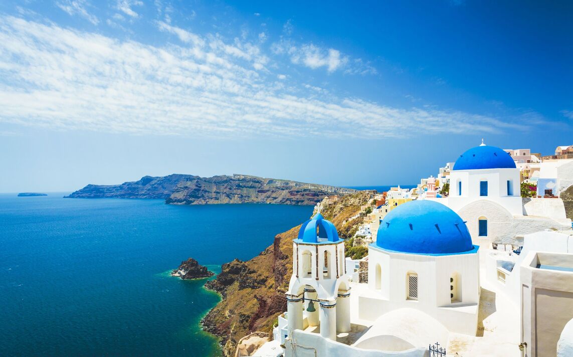 Église blanche dans la ville d'Oia sur l'île de Santorin en Grèce