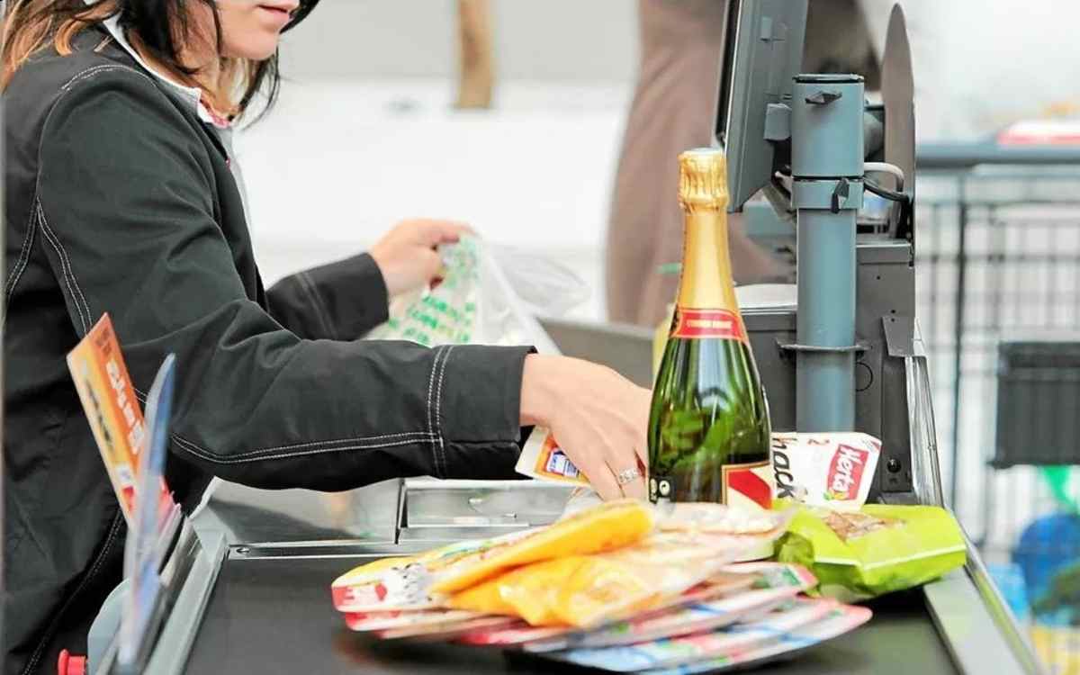 Ce que touche vraiment une caissière en France