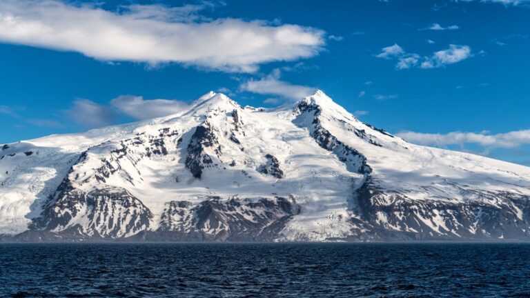 Pieds du volcan Beerenberg sur Jan Mayen.