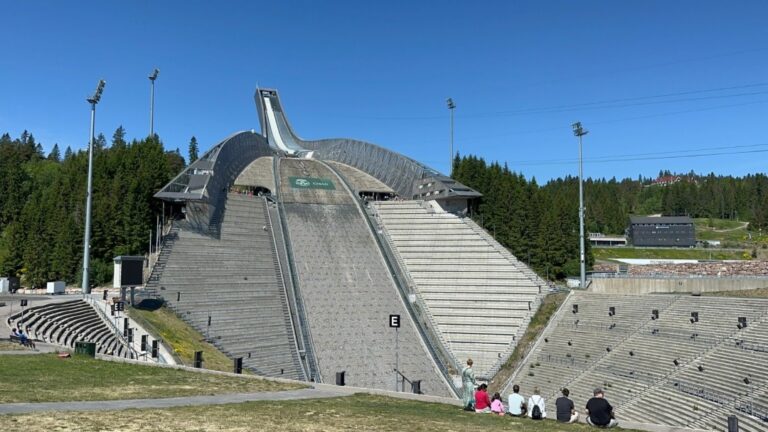 Holmenkollen Ski d'Oslo Saut en été. Photo: David Nikel.