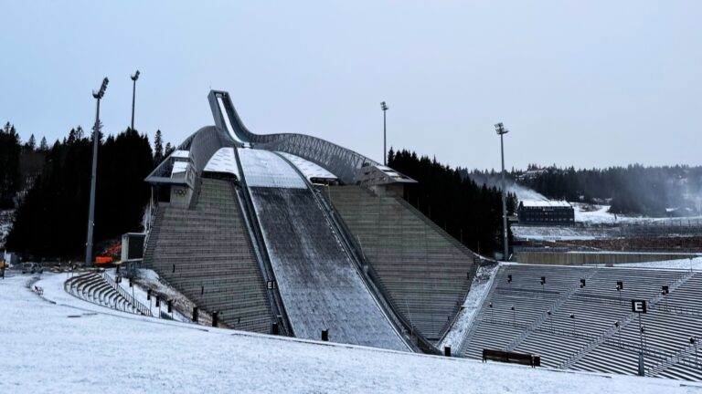 Le ski de ski Holmenkollen d'Oslo en hiver. Photo: David Nikel.