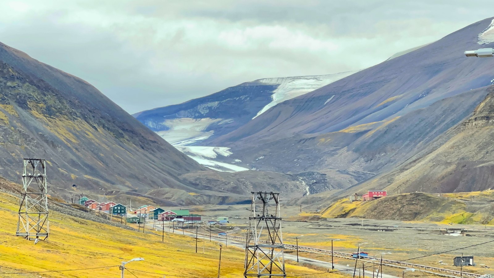 Landscape of Longyearbyen. Photo: David Nikel.