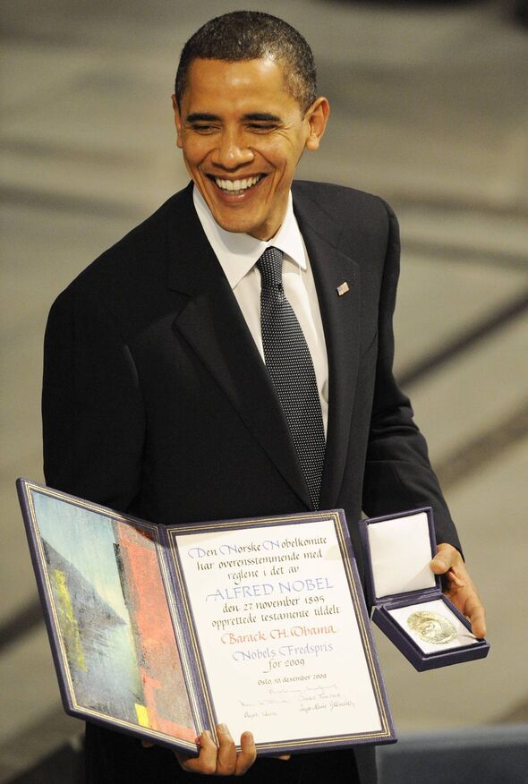L'ancien président américain Barack Obama avec le prix de la paix