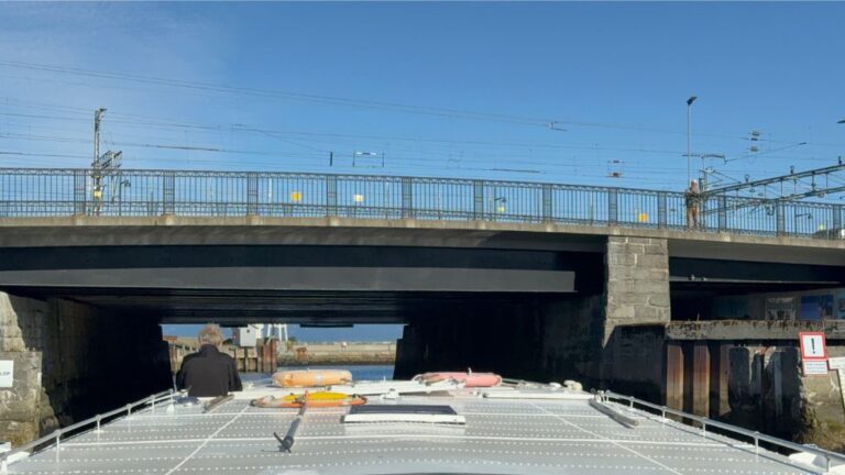Munkholmen Ferry naviguant sous le pont bas dans le port de Trondheim. Photo: David Nikel.