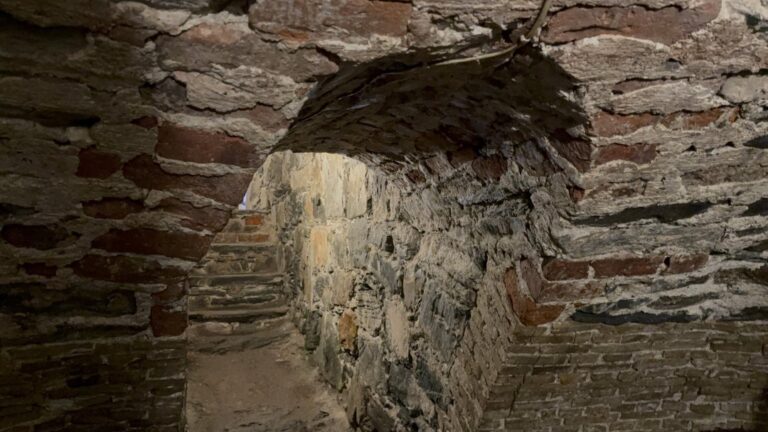Une salle souterraine à la tour ronde de Munkholmen. Photo: David Nikel.