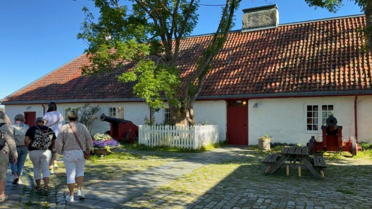 Groupe de visites arrivant sur Munkholmen. Photo: David Nikel.