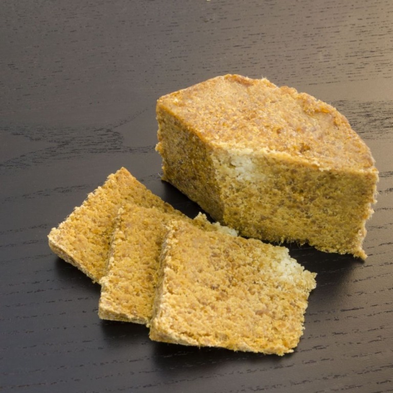 Tranches du vieux fromage norvégien Gamalost.