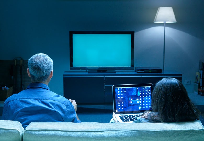 Famille qui regarde la télévision ensemble