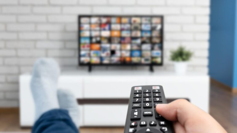 Regarder la télévision en streaming à la maison.