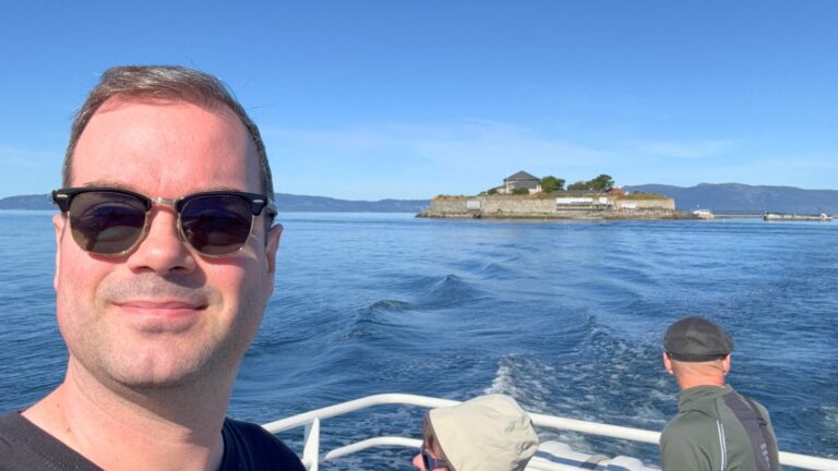 David lors du voyage en bateau de Munkholmen. Photo: David Nikel.