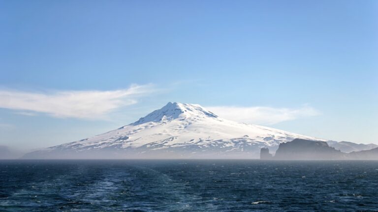 Le volcan frappant vu à l'approche de Jan Mayen.