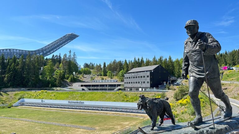 Holmenkollen Ski Arena d'Oslo en été. Photo: David Nikel.