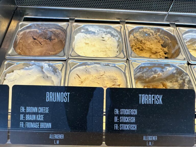 Crème glacée disponible au Hurtigruten Cafe. Photo: David Nikel.