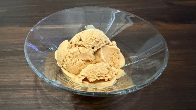 Crème glacée au fromage brun. Photo: David Nikel.