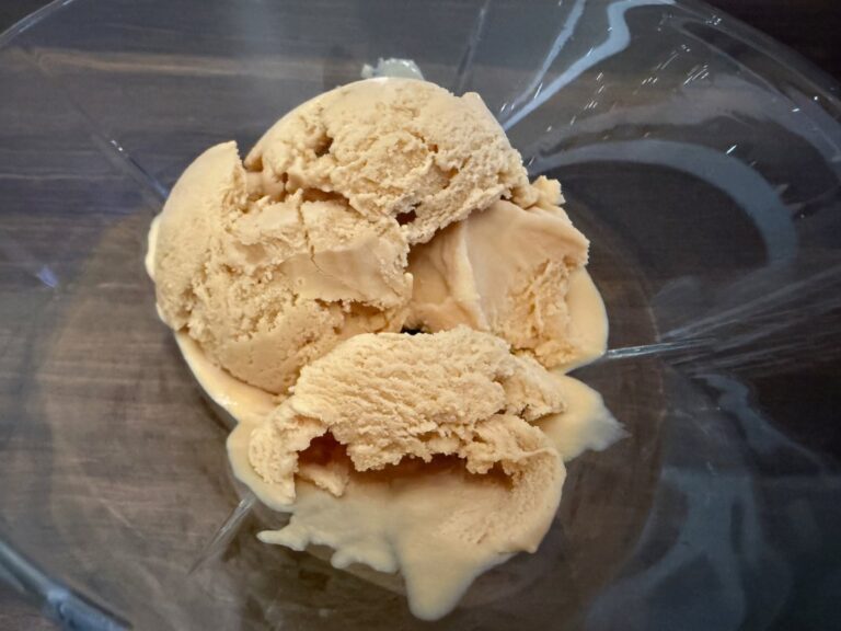 Gros plan de la glace brunost. Photo : David Nikel.