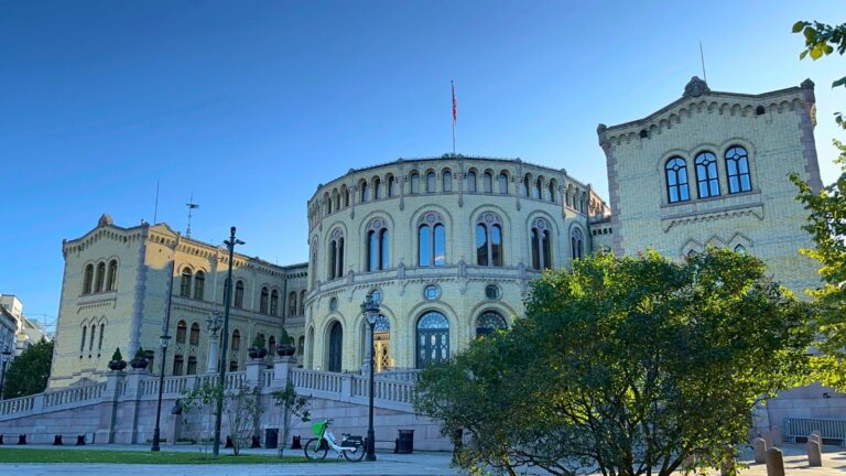 Le bâtiment du Parlement d'Oslo. Photo: David Nikel.