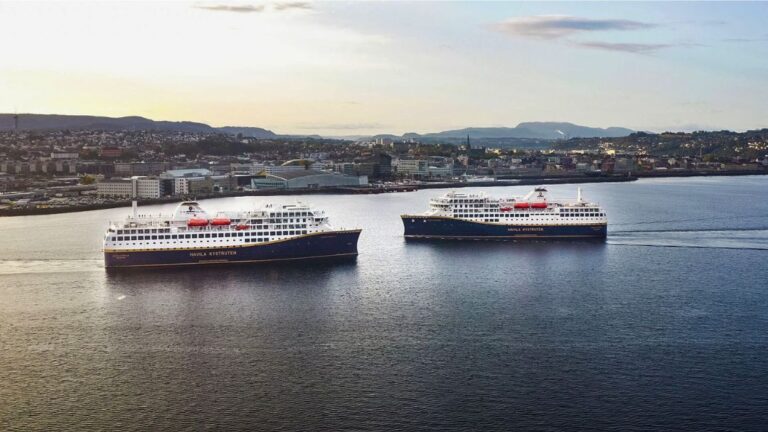 Deux des ferries de croisière côtière de Havila à l'extérieur de Trondheim, en Norvège. Photo: Havila Voyages.