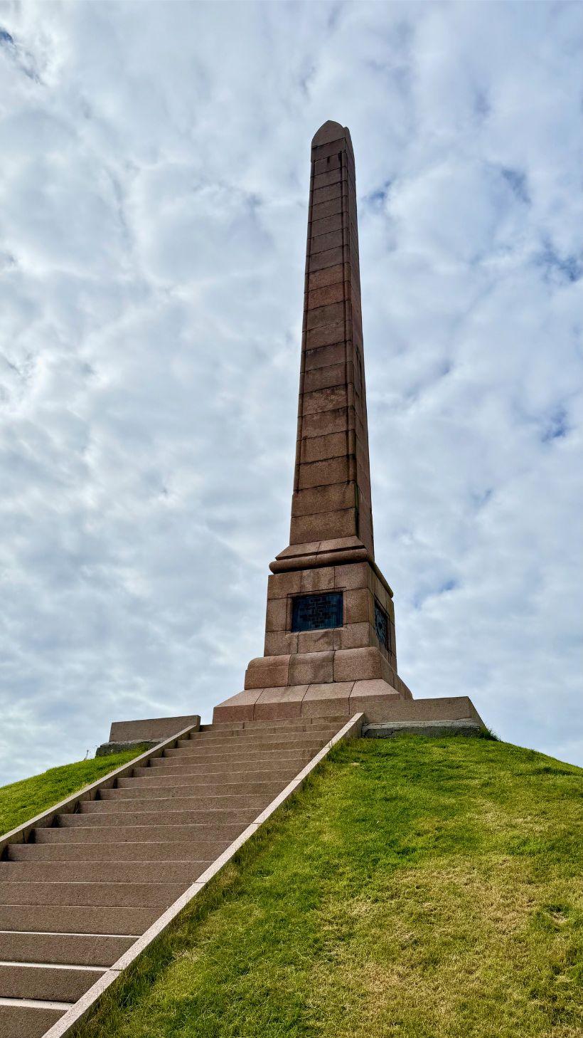 Les étapes mènent à l'obélisque de Haraldshaugen. Photo: David Nikel.