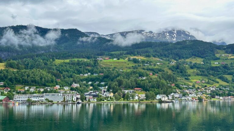 Panorama du village d'Ulvik. Photo: David Nikel.