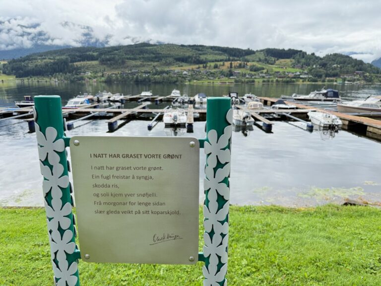 Un poème Hauge écrit à Nynorsk à Ulvik, en Norvège. Photo: David Nikel.