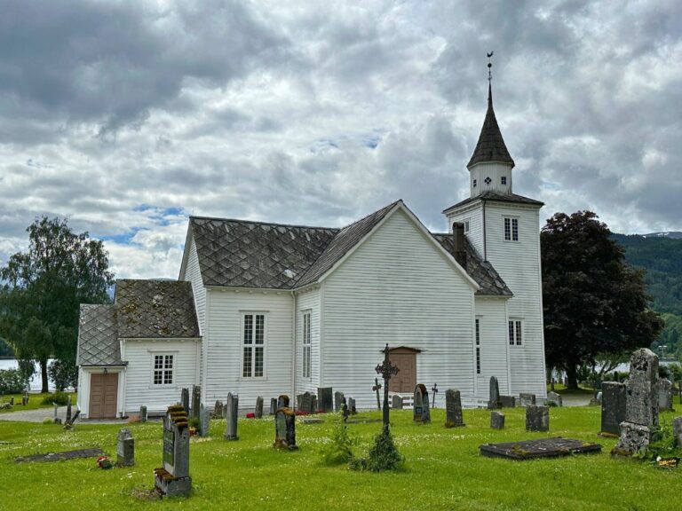 Extérieur de l'église Ulvik. Photo: David Nikel.