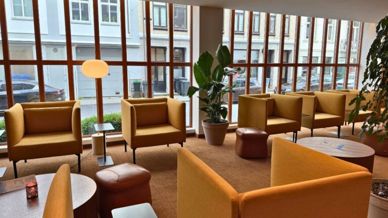 Spacieux salon à l'hôtel Ålesund's Hotel Noreg. Photo: David Nikel.