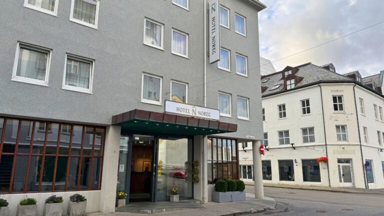 Entrée à l'hôtel Noreg à Ålesund. Photo: David Nikel.