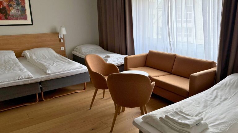 Salle familiale spacieuse à l'hôtel Noreg. Photo: David Nikel.