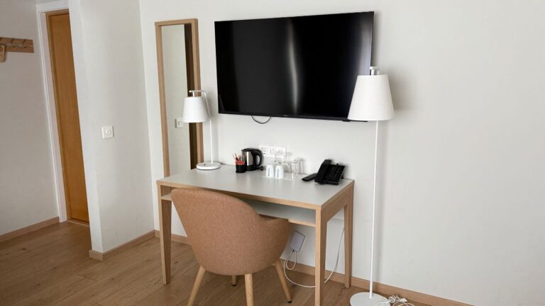 TV et bureau d'hôtel. Photo: David Nikel.