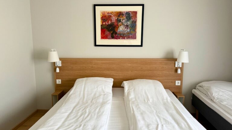 Chambre d'amis à l'hôtel Noreg. Photo: David Nikel.