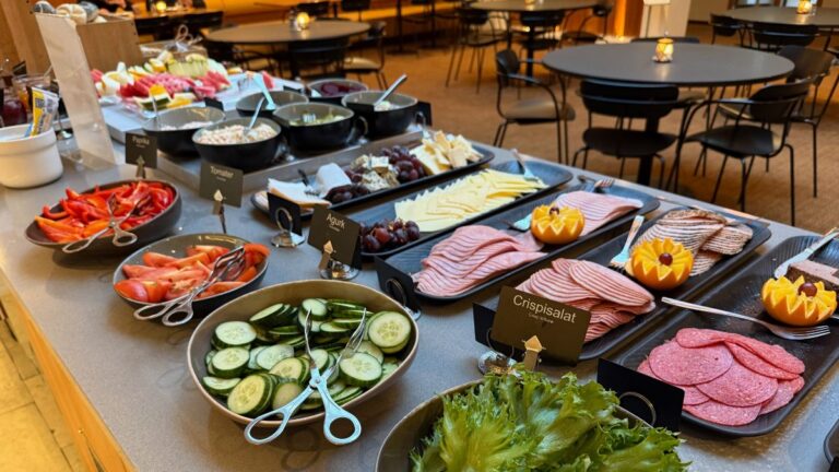 Buffet de petit-déjeuner à l'hôtel Noreg. Photo: David Nikel.
