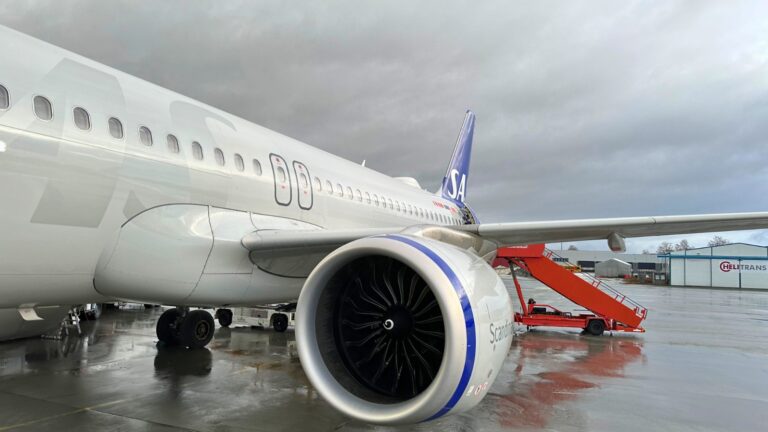 SAS avion dans un aéroport norvégien. Photo: David Nikel.
