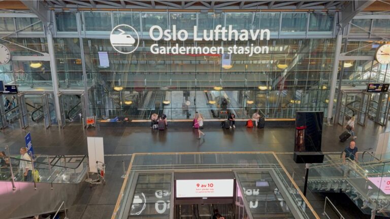 Entrée de la gare de l'aéroport d'Oslo. Photo: David Nikel.