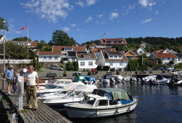 Bateaux dans le port à Drøbak. Photo: David Nikel.