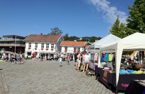 La place du marché à Drøbak un jour d'été. Photo: David Nikel.