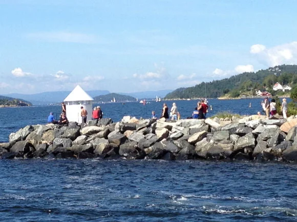 Les gens aiment le soleil à Drøbak, en Norvège. Photo: David Nikel.