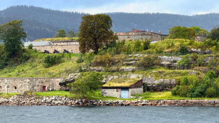 Saillant devant la forteresse d'Oscarsborg sur le ferry de Copenhague. Photo: David Nikel.