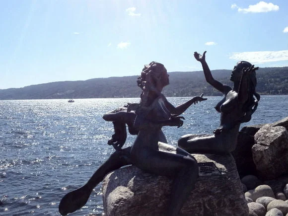 Sculpture sur le front de mer à Drøbak. Photo: David Nikel.