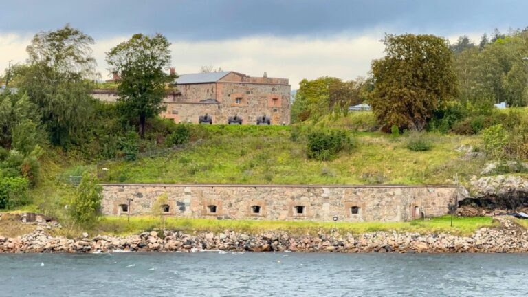 Naviguez devant la forteresse d'Oscarsborg. Photo: David Nikel.