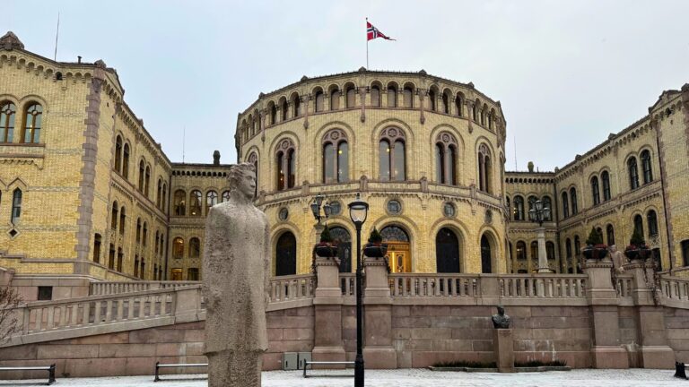 Bâtiment du Parlement norvégien à Oslo en hiver. Photo: David Nikel.