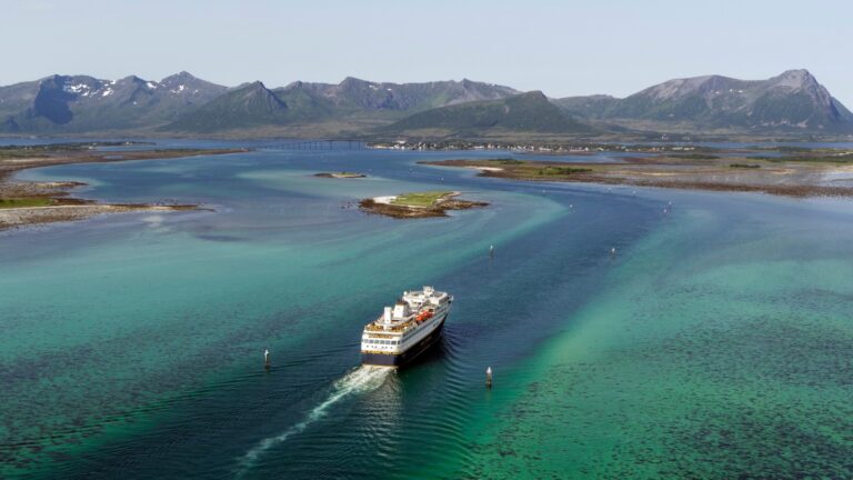 Havila Castor naviguant à Risøyrenna. Photo: Havila Voyages.