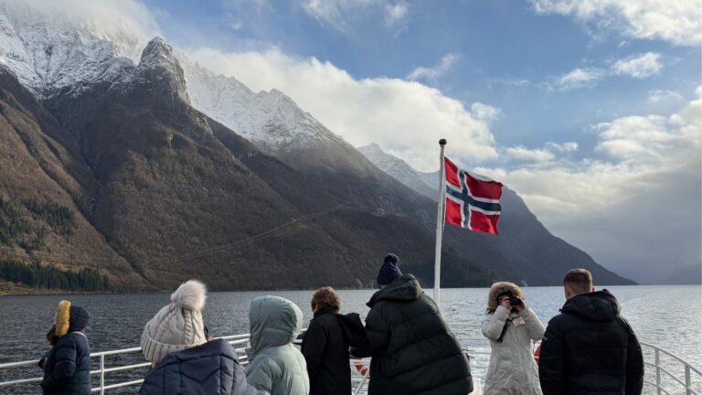 Les touristes lors d'une excursion en bateau le long de la Norvège Hjørundfjord. Photo: David Nikel.