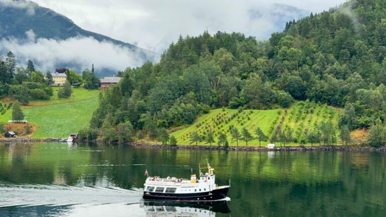 Bateau du patrimoine à Ulvik. Photo : David Nikel.